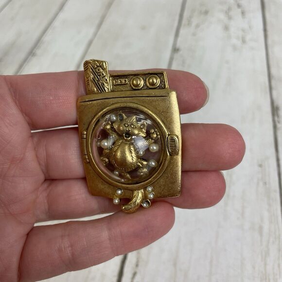 Vtg Cat Kitten Novelty Gold Tone Pin Brooches Fish Bowl & Washing Machine AJC - Picture 2 of 6